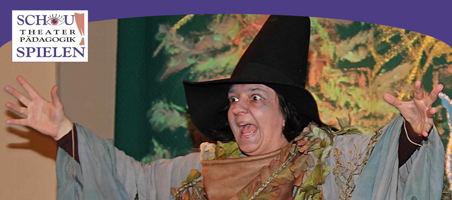 Gabriela Peterka in Kostüm auf der bunten Theaterbühne